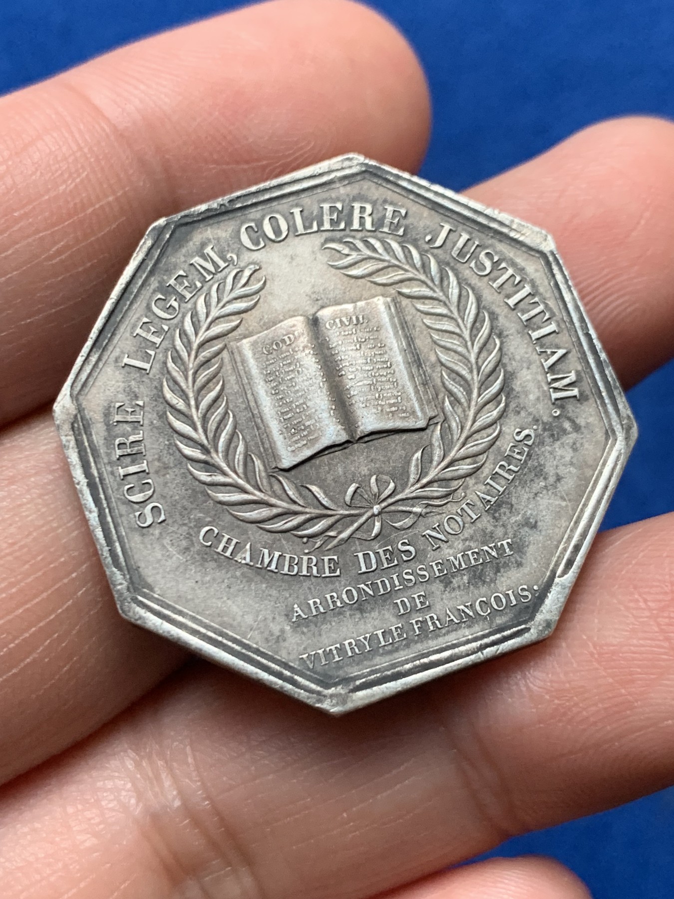 《竞宝斋》第257场-周日，周一 2场连拍 (全场包邮) 法国维特里勒弗朗索瓦区公证人协会八角银质代币，弗朗索瓦一世，脖颈青筋栩栩如生，32.8mm，18克，丰饶角银标