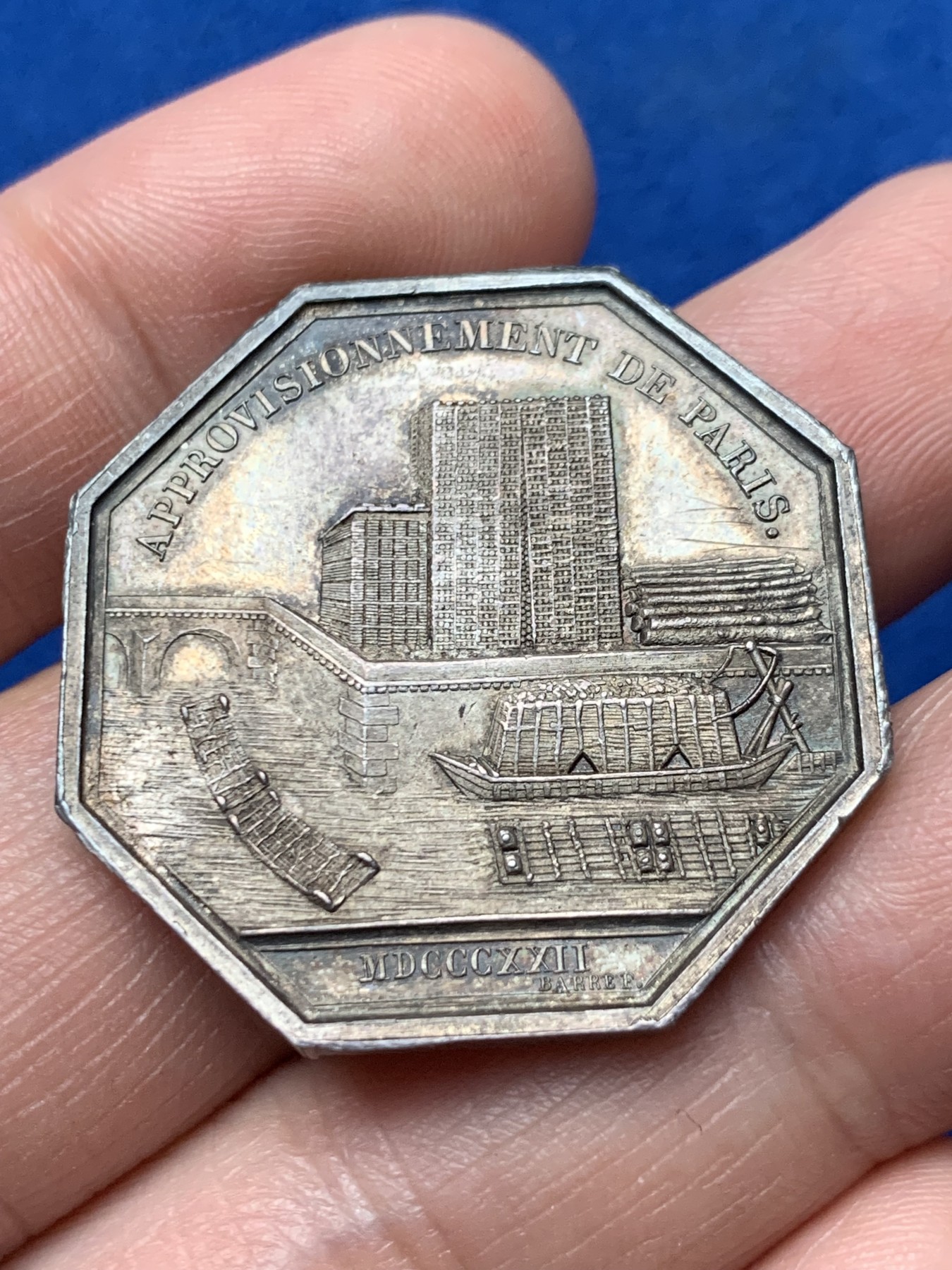 《竞宝斋》第257场-周日，周一 2场连拍 (全场包邮) 法国巴黎木材和煤炭贸易八角银质代币 33.3mm 16.3g 早期无边铭 状态精细 细节见图  2点处有小划