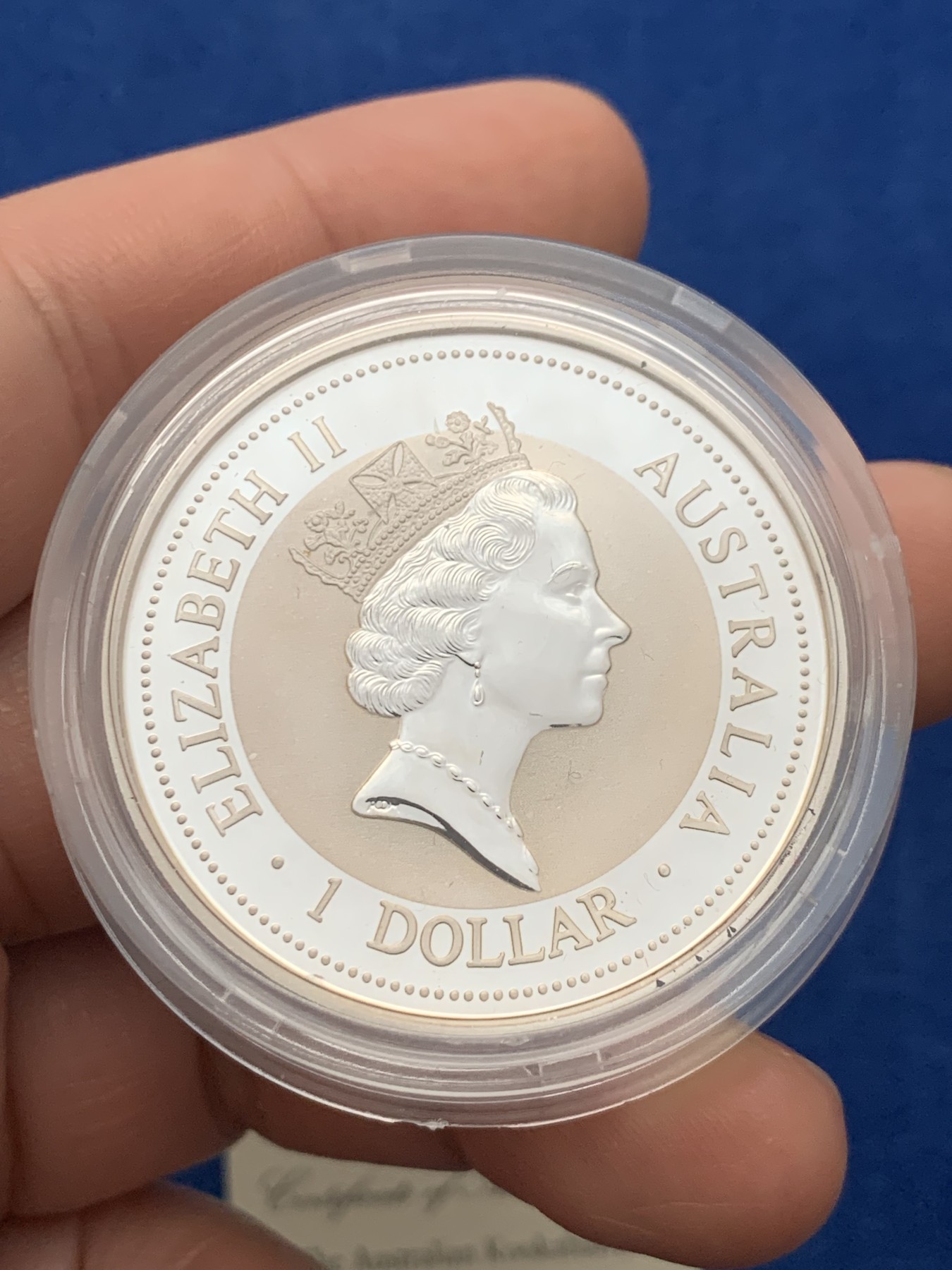 《竞宝斋》第257场-周日，周一 2场连拍 (全场包邮) 两枚一组 澳大利亚 1997年 笑翠鸟 熊猫镶嵌银币 含纯银1盎司999银，金猫重0.5克黄金，发行1.5万枚，为上海国际钱币展而发行