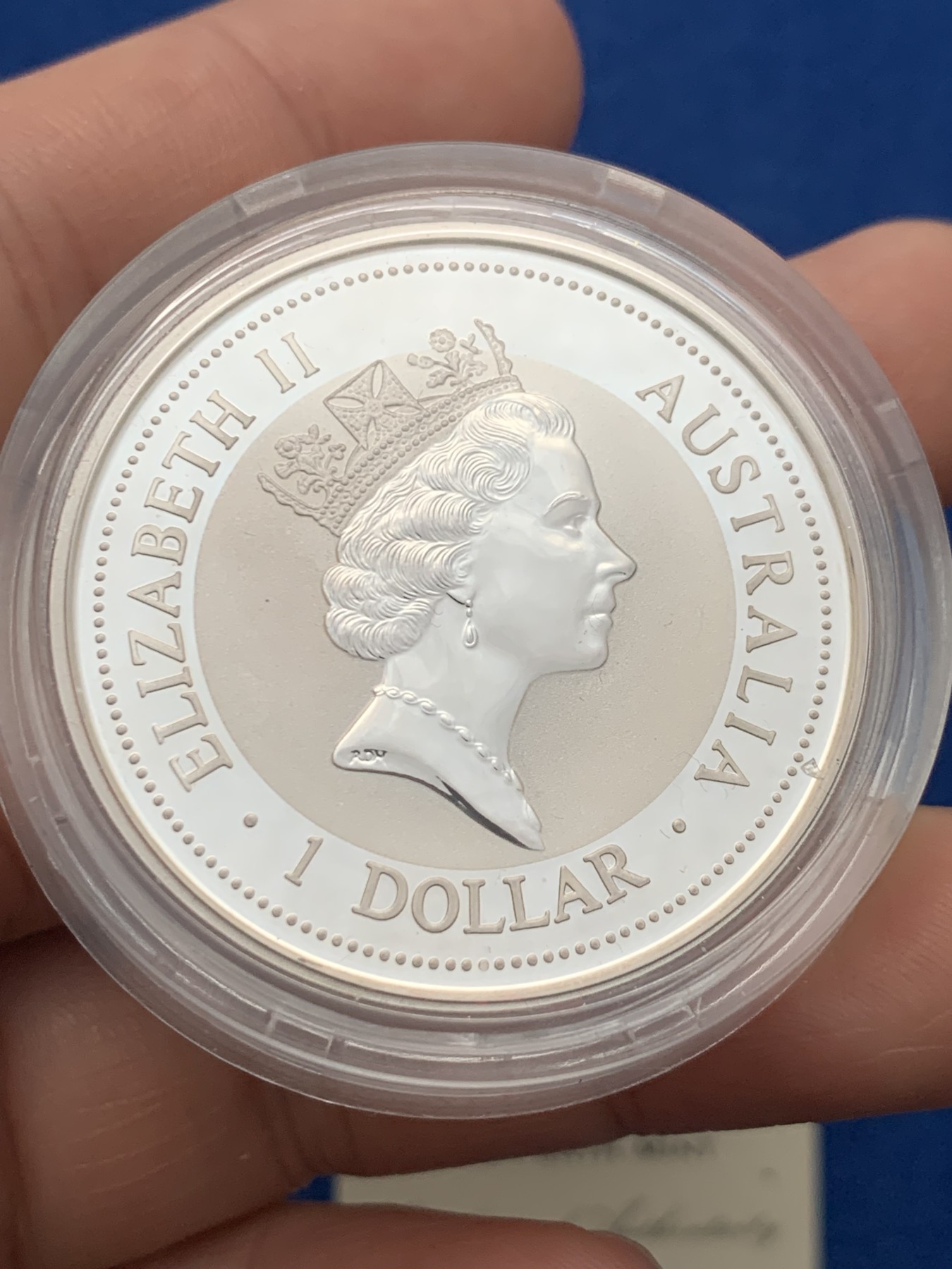 《竞宝斋》第257场-周日，周一 2场连拍 (全场包邮) 两枚一组 澳大利亚 1997年 笑翠鸟 熊猫镶嵌银币 含纯银1盎司999银，金猫重0.5克黄金，发行1.5万枚，为上海国际钱币展而发行