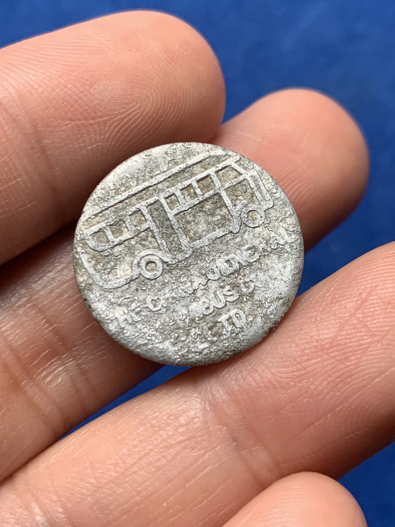 《竞宝斋》第257场-周日，周一 2场连拍 (全场包邮) 中国1920-1939年上海法租界公交代用币 正面上海当时的公共汽车图案  非常新颖难得 背面英商公司总经理签名 细节见图