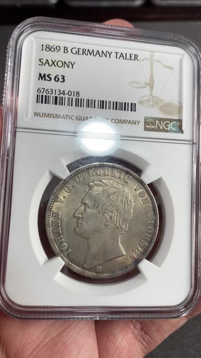 万国钱币拍卖第023期（金辉银韵之夜） NGC MS63 1869年德国萨克森双狮盾徽流通1泰勒 经典双狮纹章 流通品种 淡金彩收藏佳品