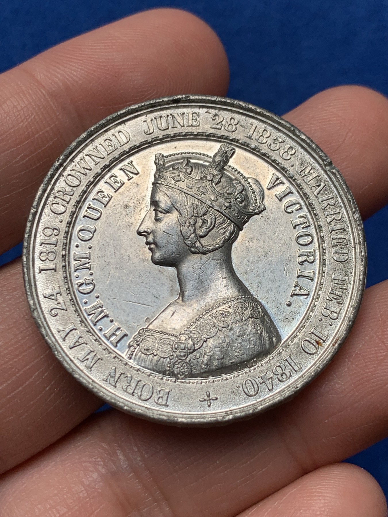 《竞宝斋》第257场-周日，周一 2场连拍 (全场包邮) 英国1849年煤矿交易所纪念章 白金属材质 小维经典的哥特式头像非常漂亮 38.6mm 16.2g