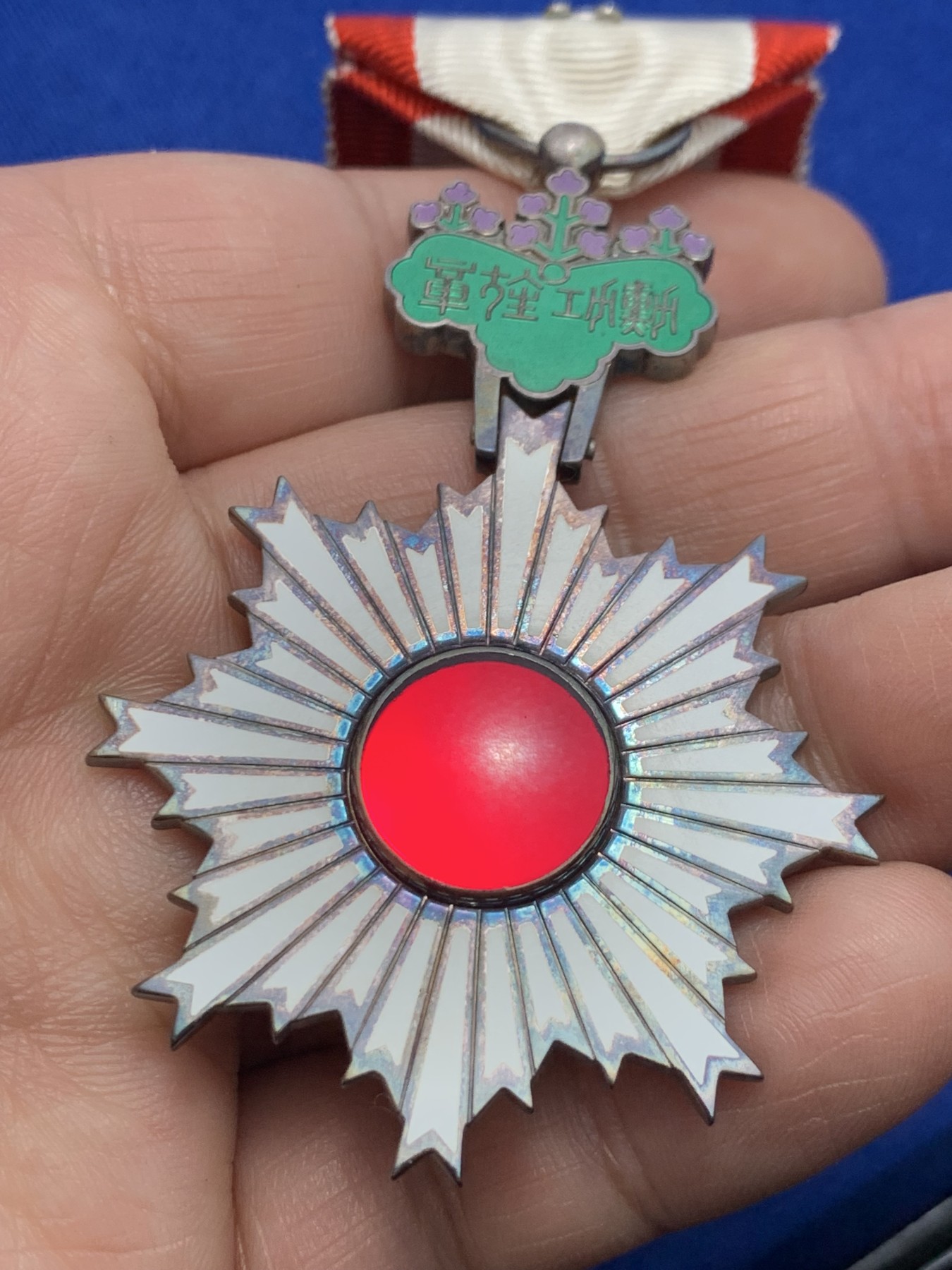 《竞宝斋》第257场-周日，周一 2场连拍 (全场包邮) 原盒全套 日本勋六等单光旭日章 银质 红色旭日和紫绿桐花完整为经典七宝烧 红白绶带 略章齐全 木质原盒刻字清晰