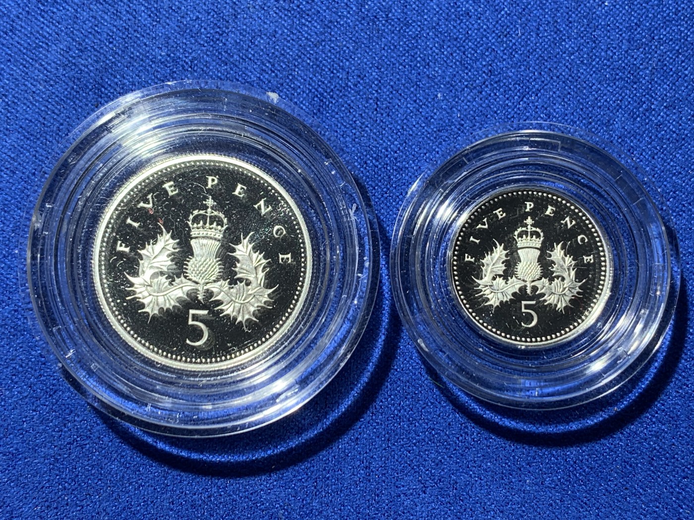 《竞宝斋》第257场-周日，周一 2场连拍 (全场包邮) 1990年英国5便士（两版）精致银币 证书齐全 无氧化