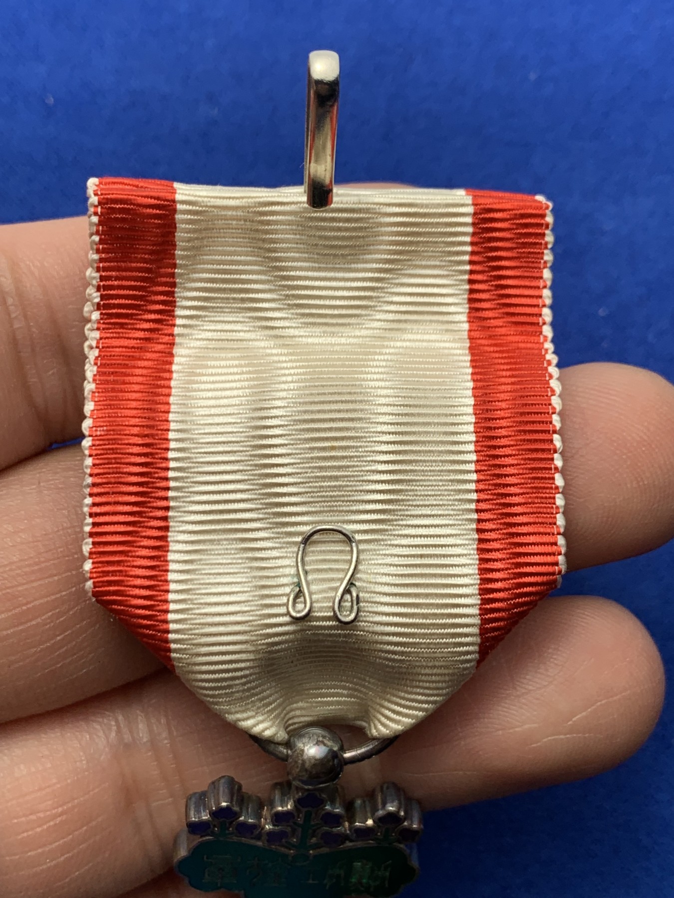 《竞宝斋》第257场-周日，周一 2场连拍 (全场包邮) 原盒全套 日本勋六等单光旭日章 银质 红色旭日和紫绿桐花完整为经典七宝烧 红白绶带 略章齐全 木质原盒刻字清晰