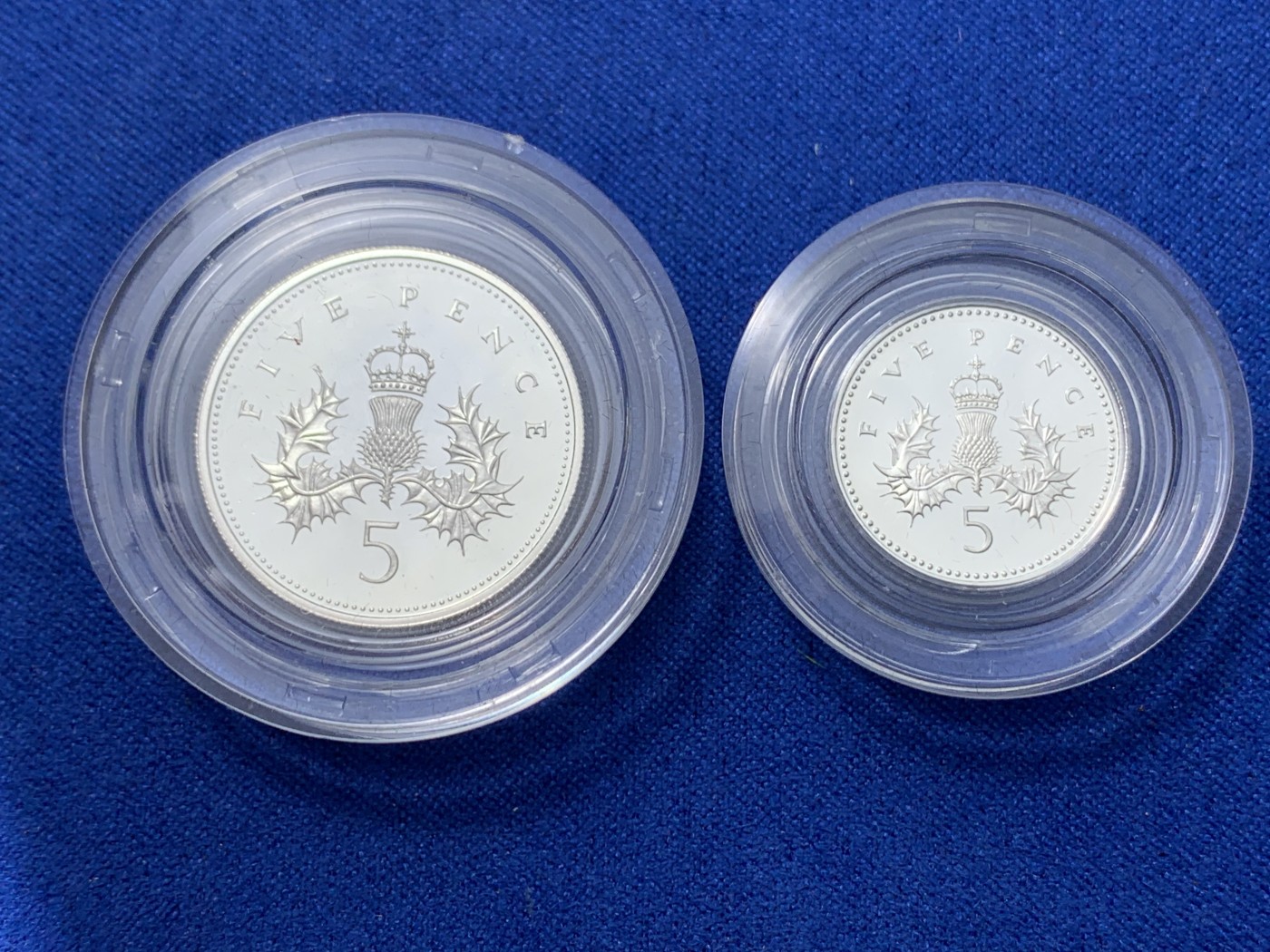 《竞宝斋》第257场-周日，周一 2场连拍 (全场包邮) 1990年英国5便士（两版）精致银币 证书齐全 无氧化