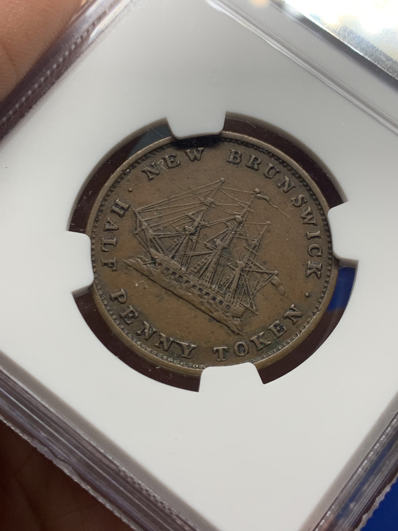 《竞宝斋》第257场-周日，周一 2场连拍 (全场包邮) NGC AU53BN 加拿大1843新布伦瑞克半便士铜币，早期加拿大难得一见，小维青年像+大帆船，比较讨喜的一版小维年轻头像。高分仅个位数，稀见品种