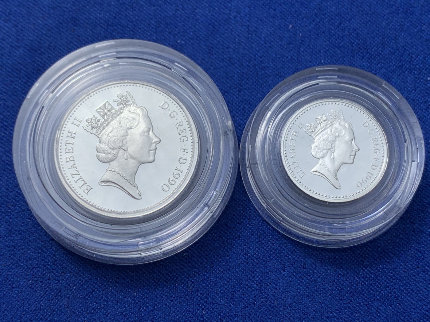 《竞宝斋》第257场-周日，周一 2场连拍 (全场包邮) 1990年英国5便士（两版）精致银币 证书齐全 无氧化