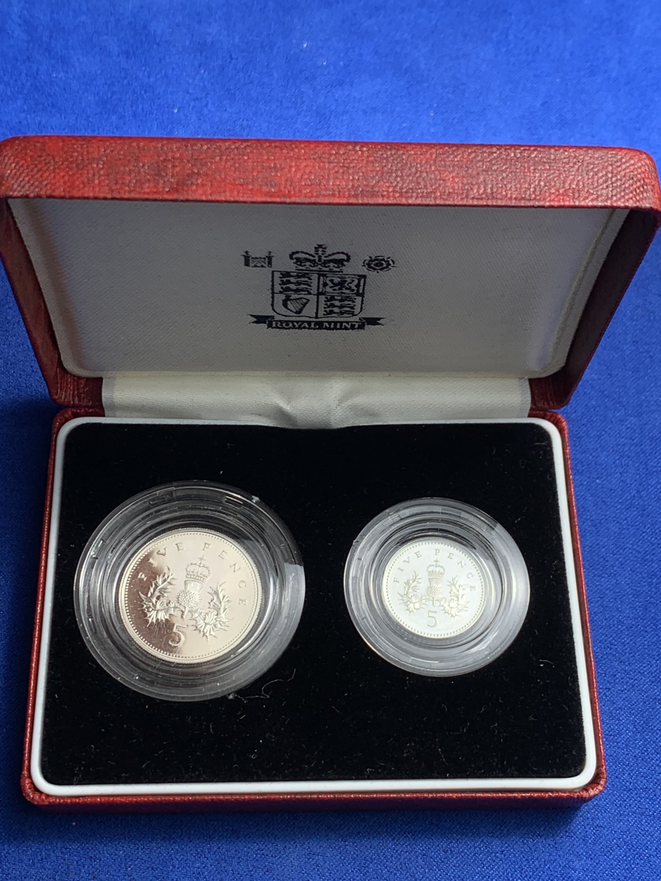 《竞宝斋》第257场-周日，周一 2场连拍 (全场包邮) 1990年英国5便士（两版）精致银币 证书齐全 无氧化