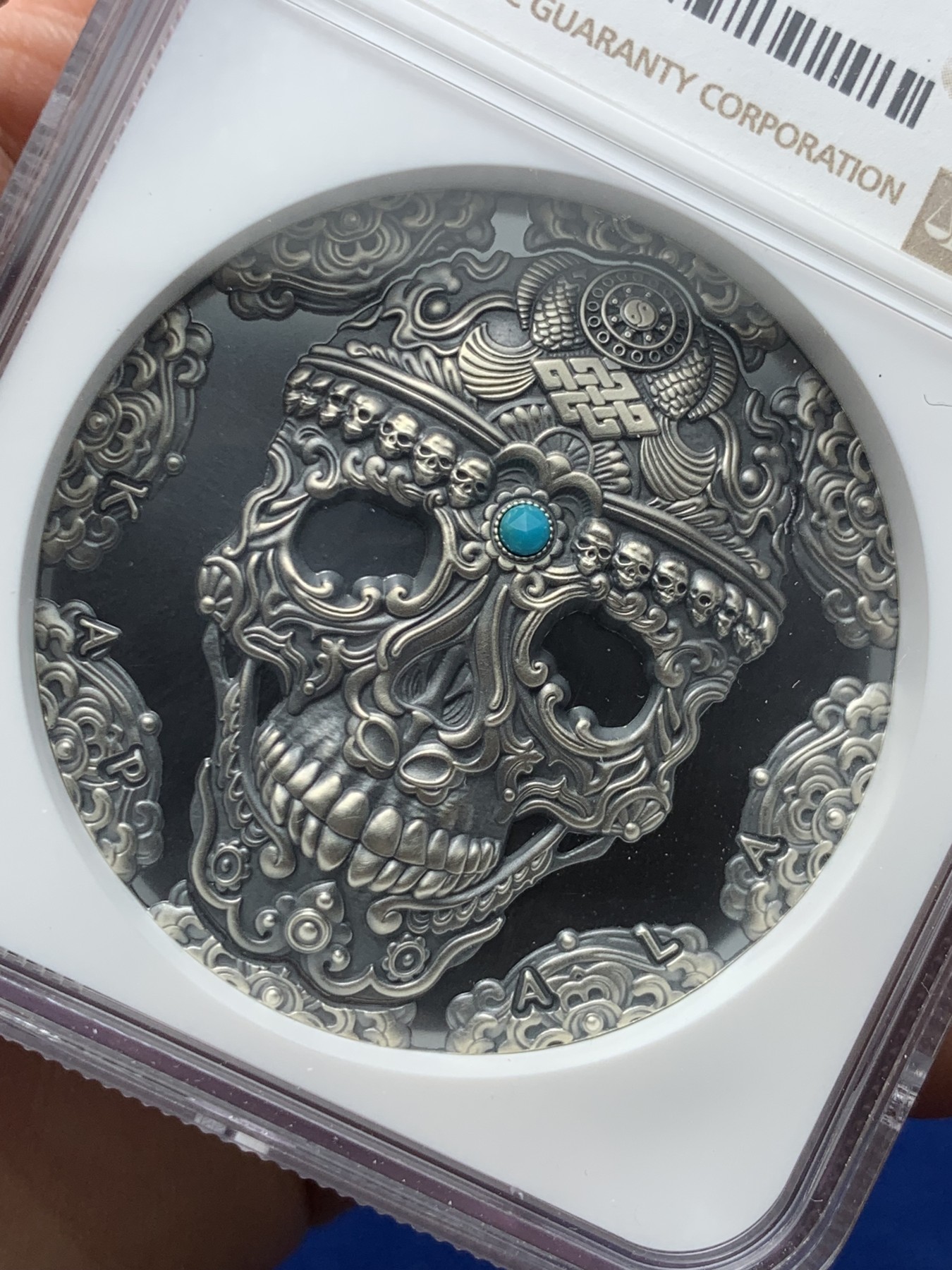 《竞宝斋》第257场-周日，周一 2场连拍 (全场包邮) NGC PF70 喀麦隆2018卡帕拉头盖镶嵌绿松石 2盎司 银币 131 盒证齐全 镶嵌工艺 世界文化系列首枚