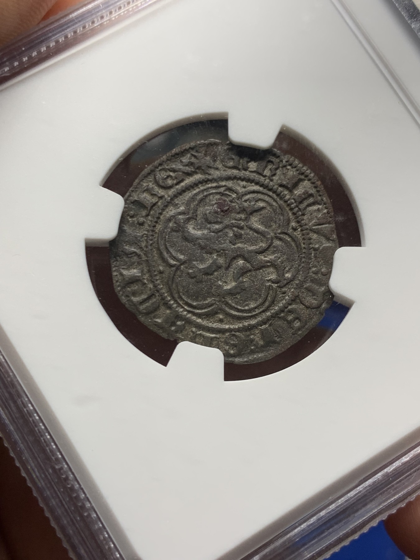 《竞宝斋》第257场-周日，周一 2场连拍 (全场包邮) NGC MS62 西班牙1390-1406恩里克三世2Cor低银币，卡斯蒂利亚王国。城堡狮徽打制极佳，币胚状态出色，早期西班牙MS极少见。配NGC特殊标签