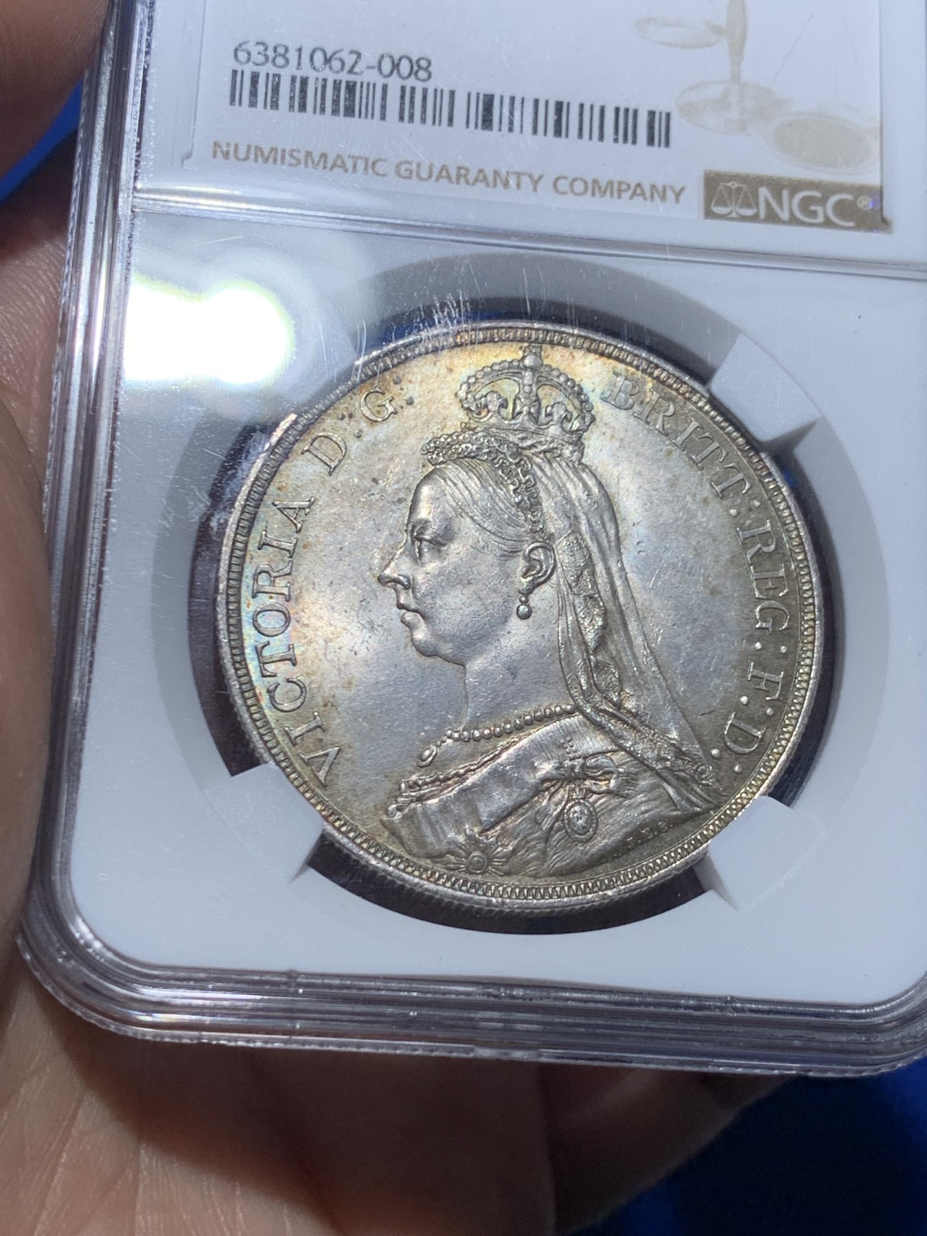 《竞宝斋》第257场-周日，周一 2场连拍 (全场包邮) NGC MS63 英国1887年维多利亚女王高冠马剑1克朗，两面淡彩包浆使浮雕更加生动，非常漂亮。