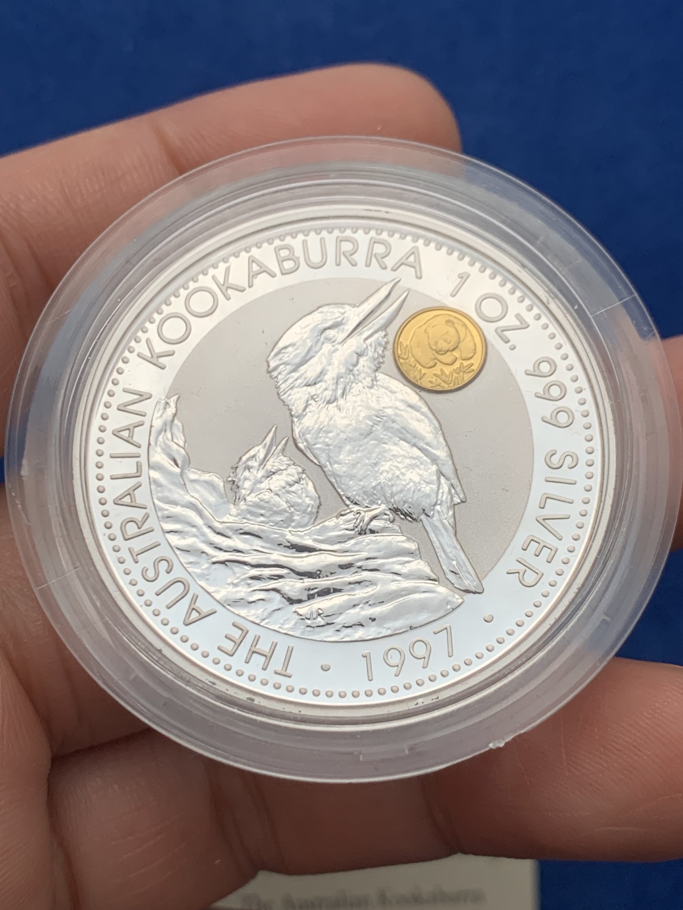 《竞宝斋》第257场-周日，周一 2场连拍 (全场包邮) 两枚一组 澳大利亚 1997年 笑翠鸟 熊猫镶嵌银币 含纯银1盎司999银，金猫重0.5克黄金，发行1.5万枚，为上海国际钱币展而发行