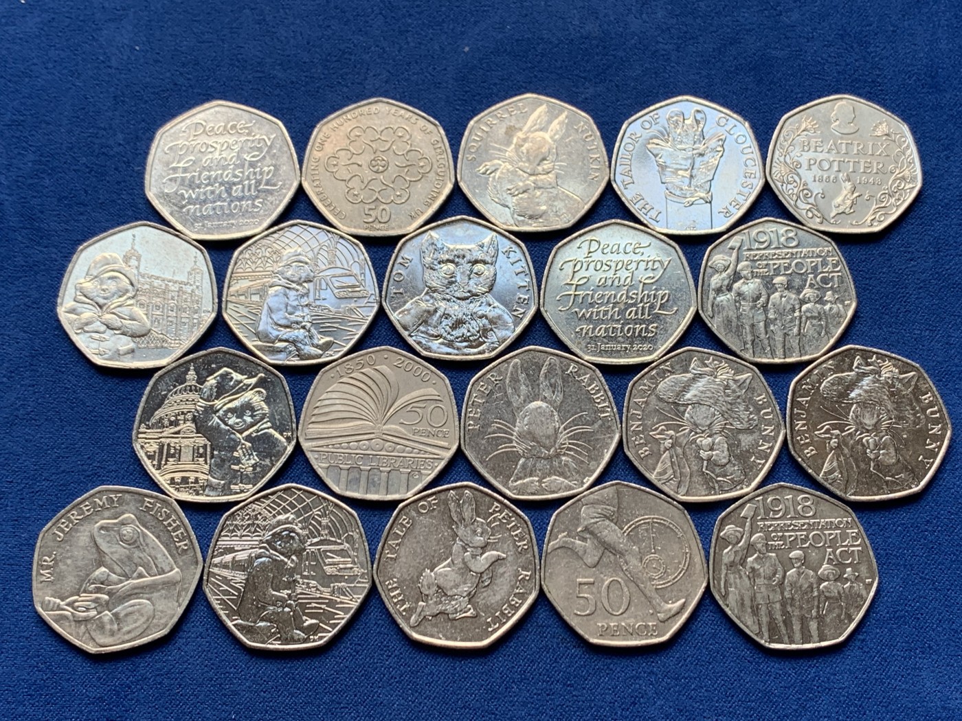 《竞宝斋》第257场-周日，周一 2场连拍 (全场包邮) 20枚一组 英国50便士 含有彼得兔 帕丁顿熊 脱欧等多个系列 大多全新 基本不重复