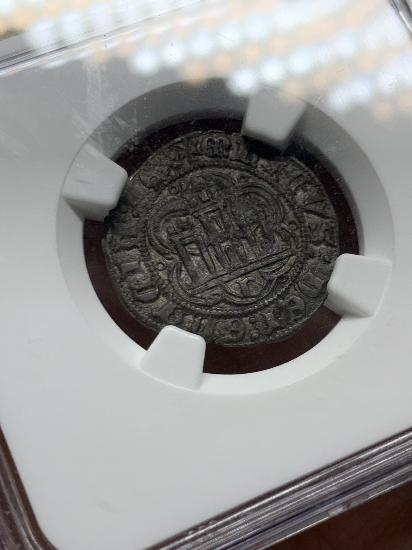 《竞宝斋》第257场-周日，周一 2场连拍 (全场包邮) NGC MS62 西班牙1390-1406恩里克三世2Cor低银币，卡斯蒂利亚王国。城堡狮徽打制极佳，币胚状态出色，早期西班牙MS极少见。配NGC特殊标签