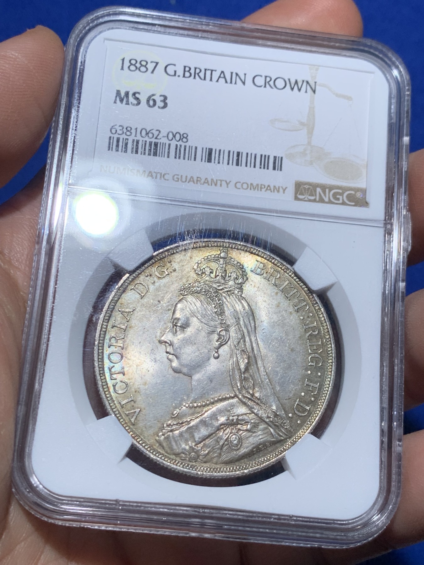 《竞宝斋》第257场-周日，周一 2场连拍 (全场包邮) NGC MS63 英国1887年维多利亚女王高冠马剑1克朗，两面淡彩包浆使浮雕更加生动，非常漂亮。