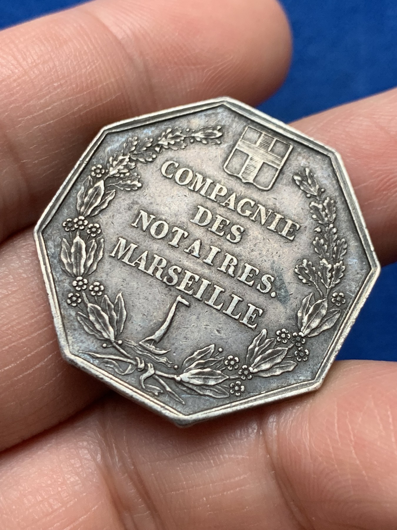 《竞宝斋》第257场-周日，周一 2场连拍 (全场包邮) 法国1832-1841马赛地区公证处八角银质代币，13.57g，31mm，神灯边铭