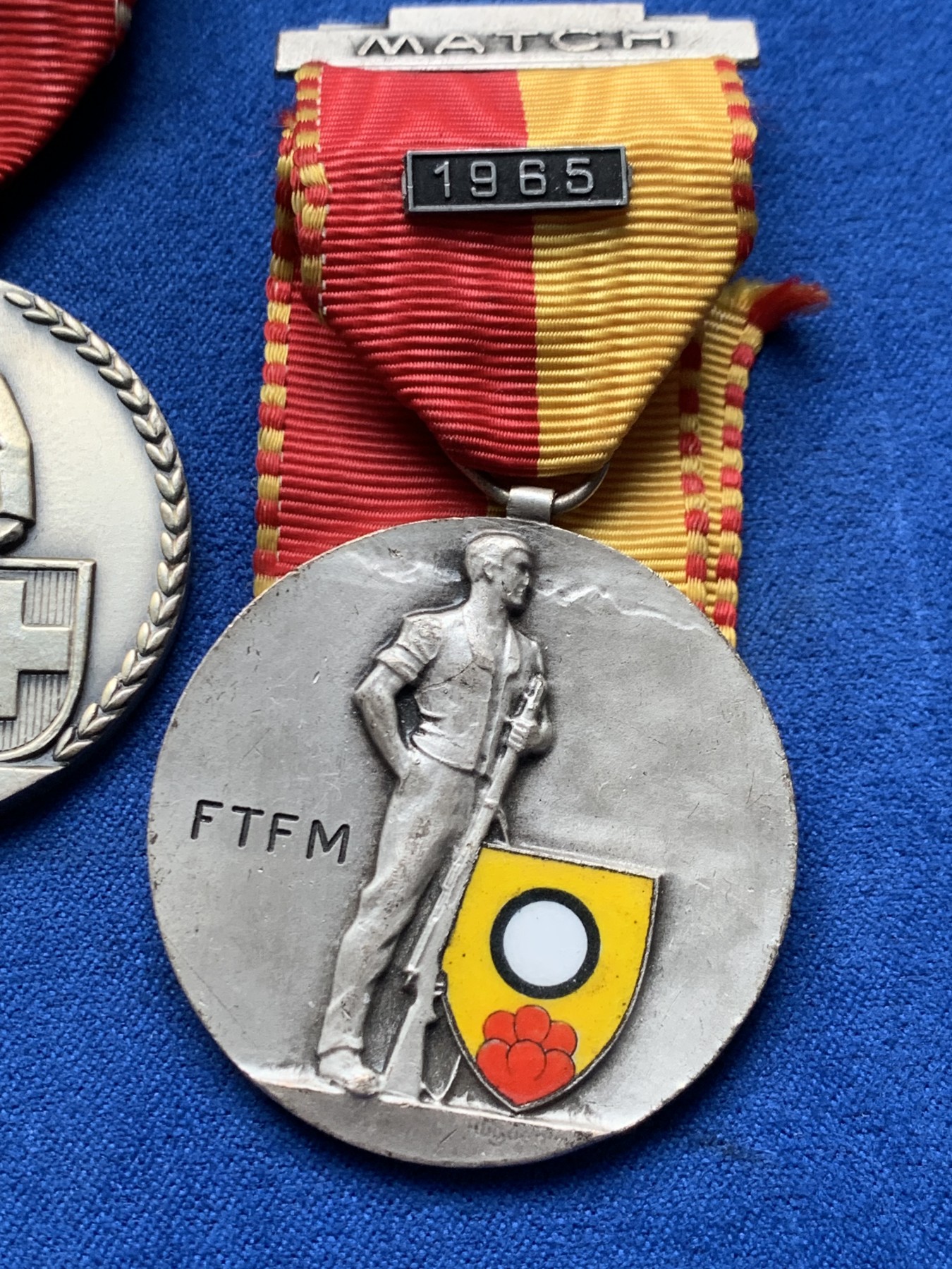 《竞宝斋》第257场-周日，周一 2场连拍 (全场包邮) 2枚一组 瑞士章 细节见图 材质不明