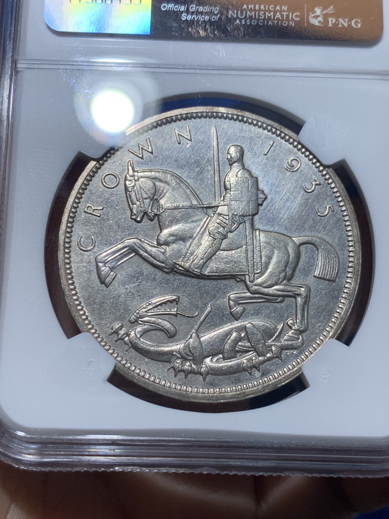 《竞宝斋》第257场-周日，周一 2场连拍 (全场包邮) NGC SP63 英国1935年木马剑克朗大银币 稀少SP版本 高浮雕 早期深打状态好 非普通的MS可比