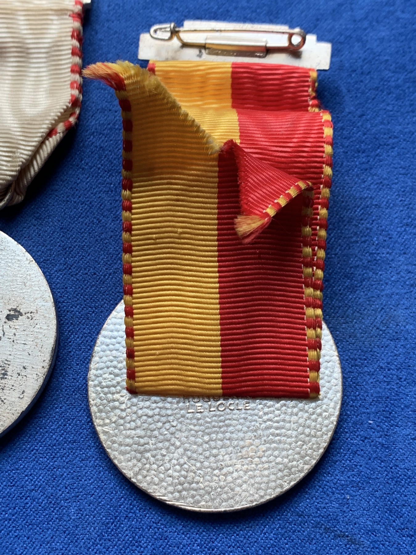 《竞宝斋》第257场-周日，周一 2场连拍 (全场包邮) 2枚一组 瑞士章 细节见图 材质不明