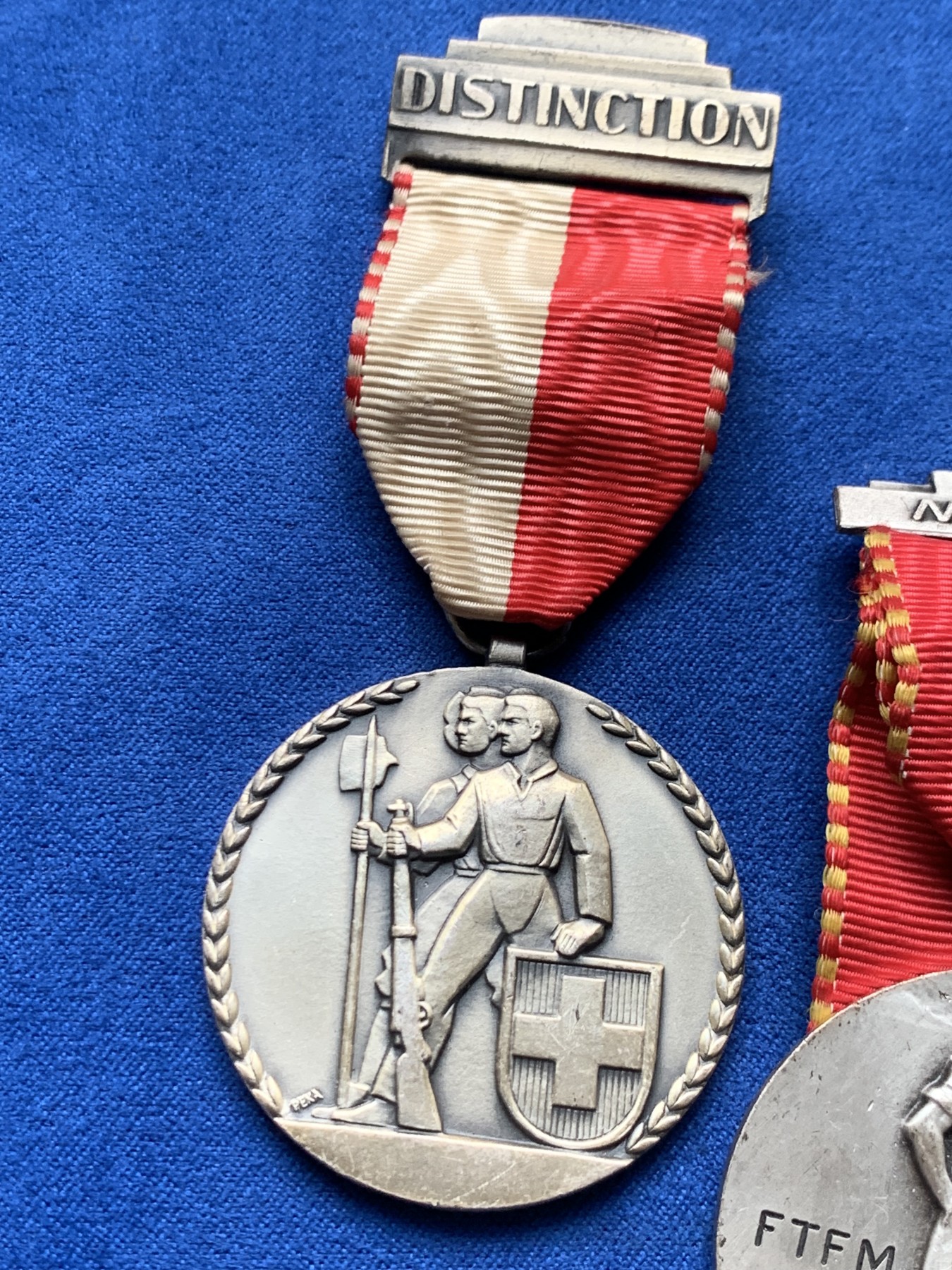 《竞宝斋》第257场-周日，周一 2场连拍 (全场包邮) 2枚一组 瑞士章 细节见图 材质不明