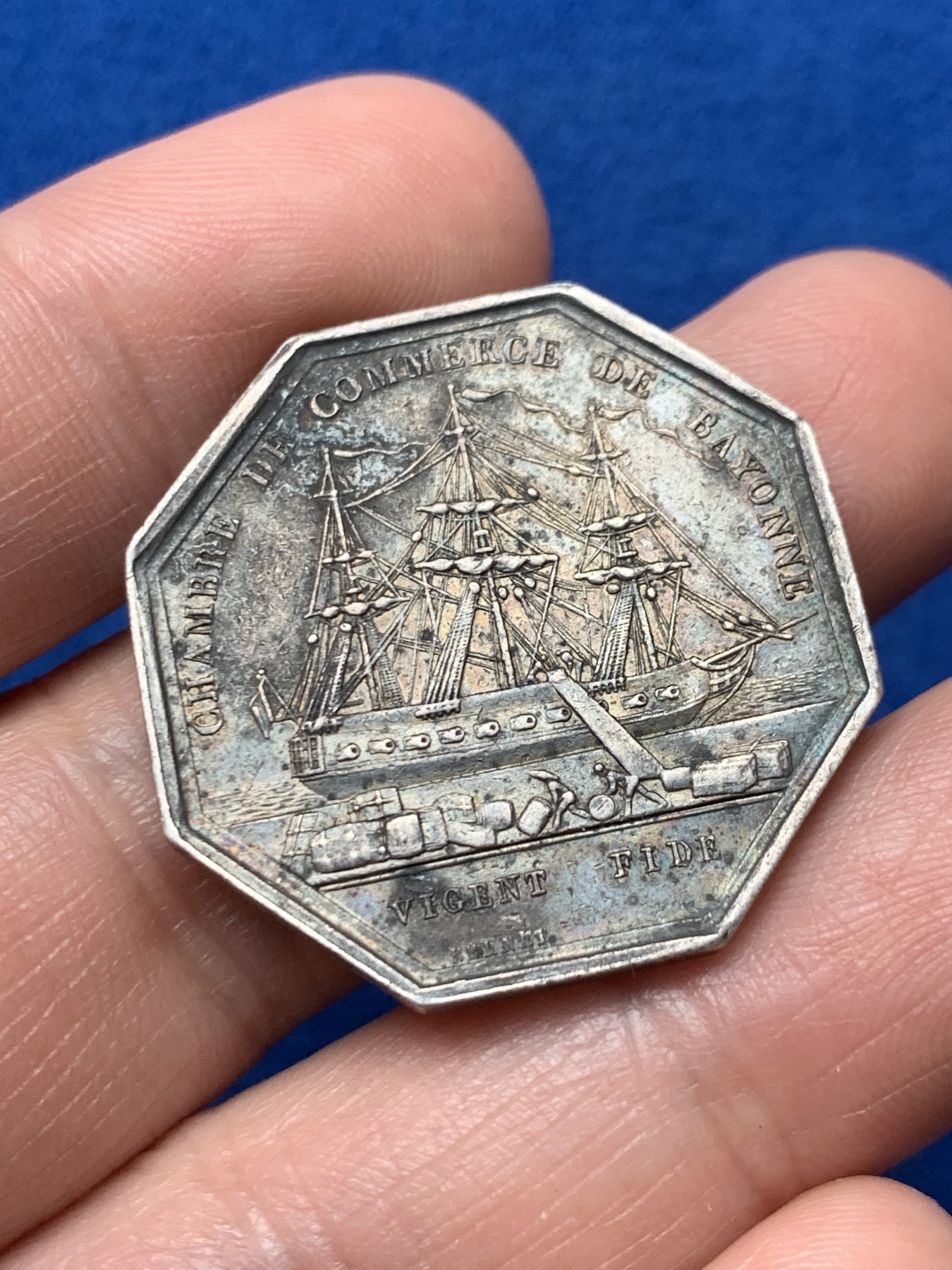 《竞宝斋》第257场-周日，周一 2场连拍 (全场包邮) 法国巴约纳商会八角银质代币，,12.95g，30.6mm，油灯边铭，早期品种，细节见图