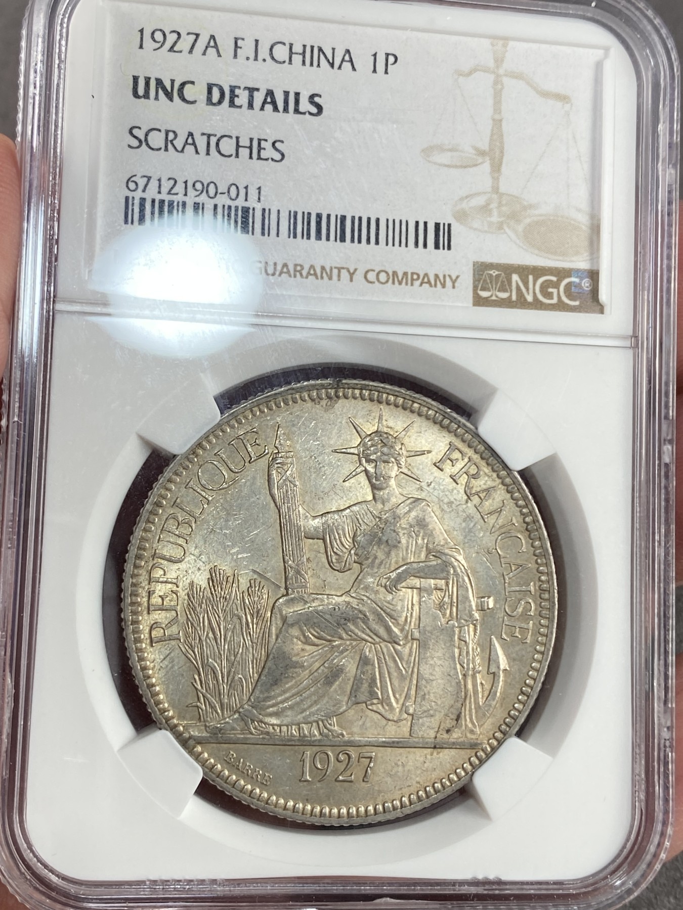 万国钱币拍卖第023期（金辉银韵之夜） NGC UNCD 1927年法属印支1皮阿斯特坐洋大银币 状态非常好可惜