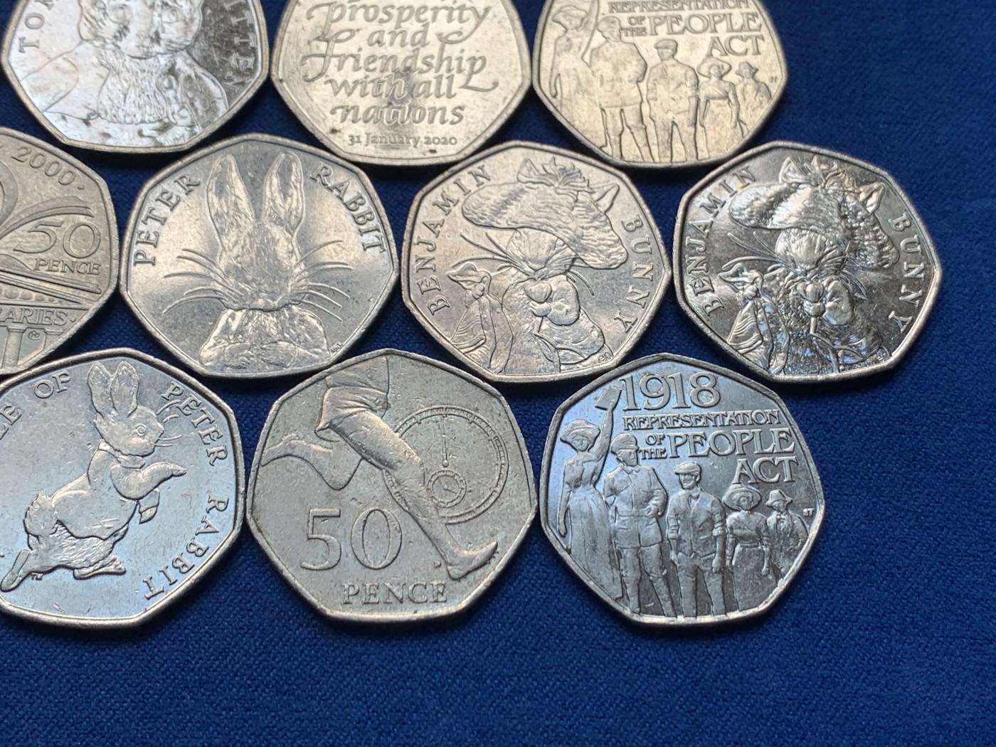 《竞宝斋》第257场-周日，周一 2场连拍 (全场包邮) 20枚一组 英国50便士 含有彼得兔 帕丁顿熊 脱欧等多个系列 大多全新 基本不重复