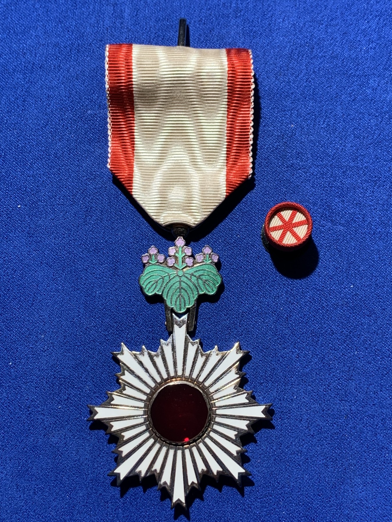 《竞宝斋》第257场-周日，周一 2场连拍 (全场包邮) 原盒全套 日本勋六等单光旭日章 银质 红色旭日和紫绿桐花完整为经典七宝烧 红白绶带 略章齐全 木质原盒刻字清晰