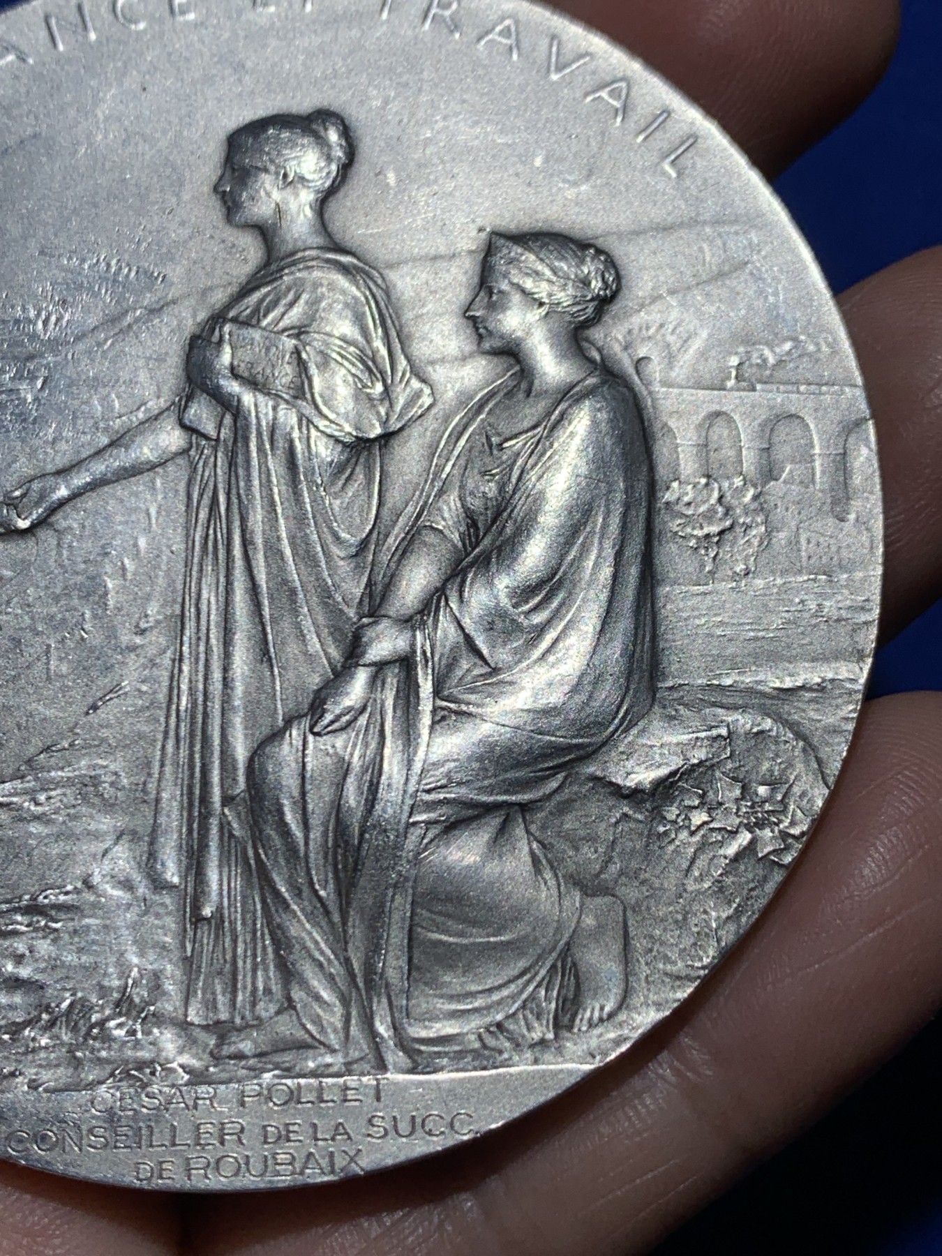 《竞宝斋》第257场-周日，周一 2场连拍 (全场包邮) 法百1900年法国法兰西银行百年纪念银章，直径68mm ，原盒。O.Roty大师名誉品，边铭2ARGENT