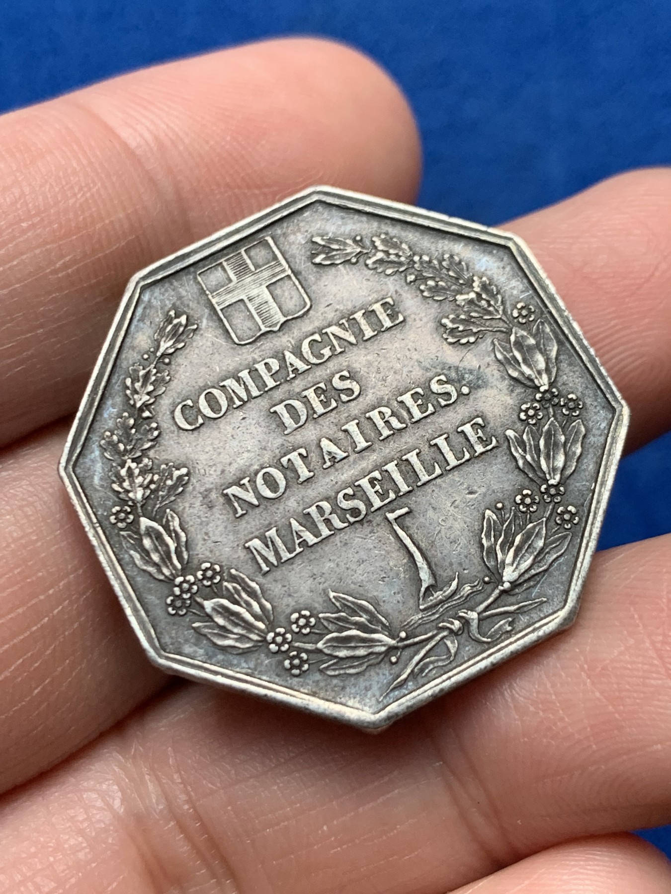 《竞宝斋》第257场-周日，周一 2场连拍 (全场包邮) 法国1832-1841马赛地区公证处八角银质代币，13.57g，31mm，神灯边铭