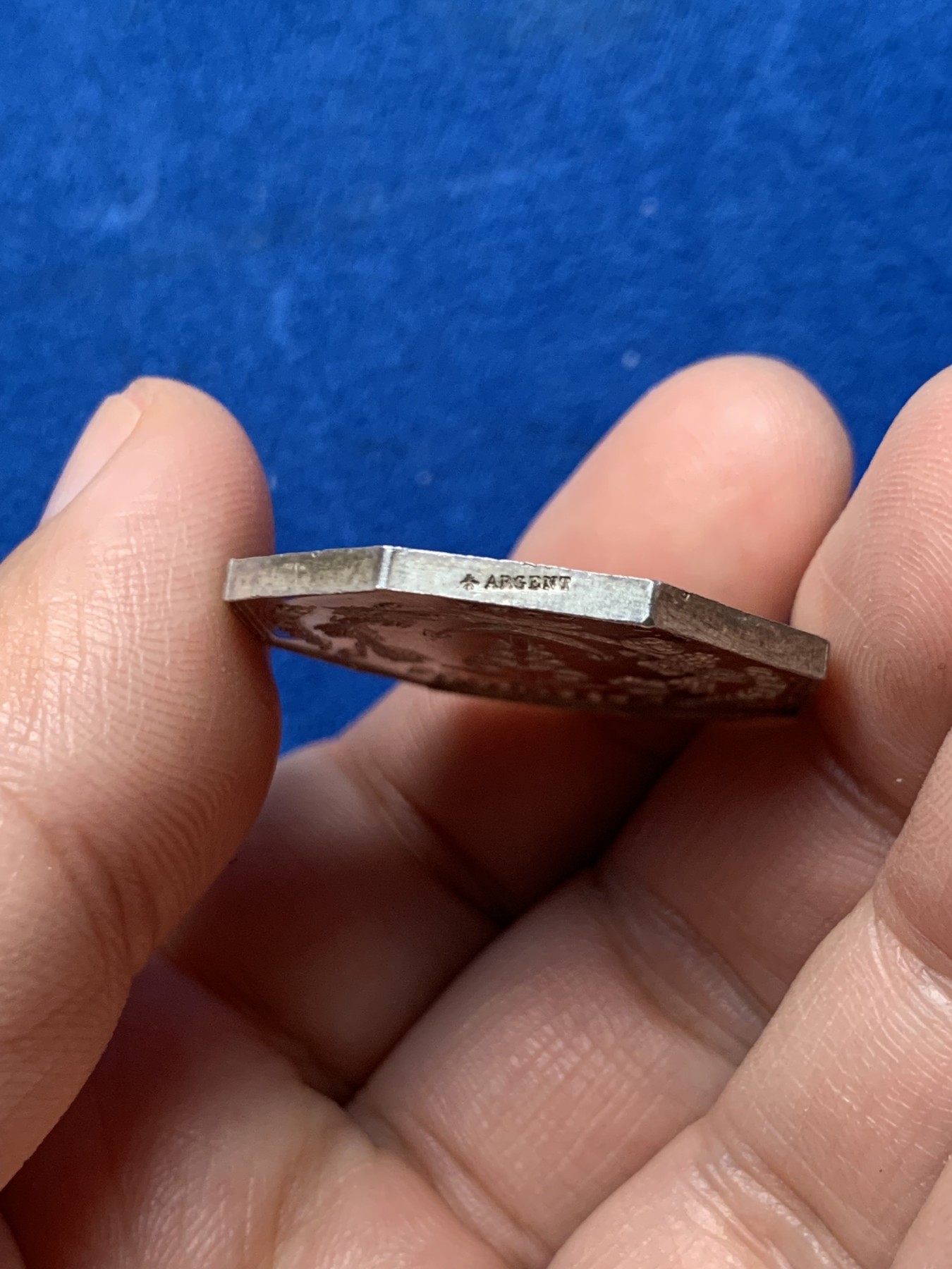 《竞宝斋》第257场-周日，周一 2场连拍 (全场包邮) 法国1854利恩哈特储蓄银行八角银质代币 31mm 14.1克 蜜蜂边铭银标