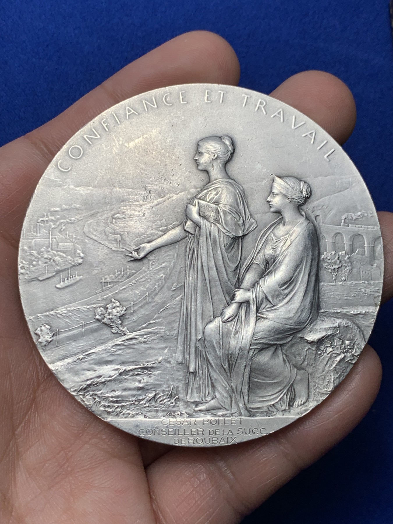 《竞宝斋》第257场-周日，周一 2场连拍 (全场包邮) 法百1900年法国法兰西银行百年纪念银章，直径68mm ，原盒。O.Roty大师名誉品，边铭2ARGENT