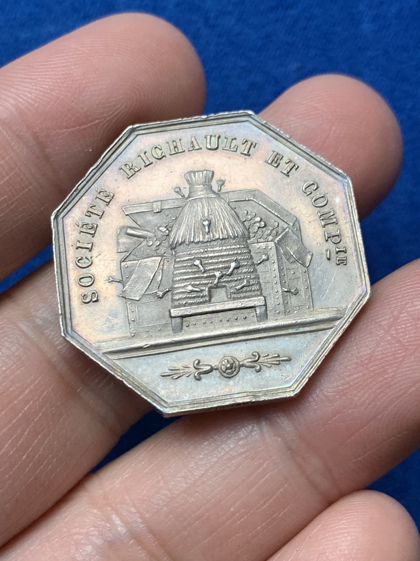 《竞宝斋》第257场-周日，周一 2场连拍 (全场包邮) 法国1854利恩哈特储蓄银行八角银质代币 31mm 14.1克 蜜蜂边铭银标