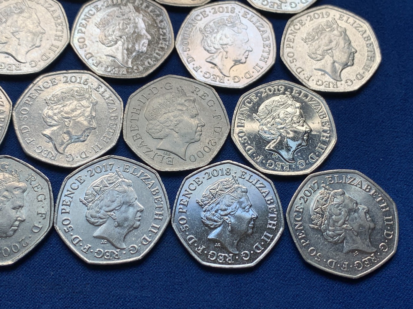 《竞宝斋》第257场-周日，周一 2场连拍 (全场包邮) 20枚一组 英国50便士 含有彼得兔 帕丁顿熊 脱欧等多个系列 大多全新 基本不重复