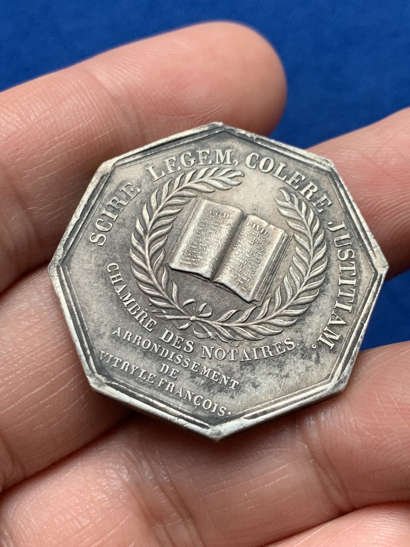 《竞宝斋》第257场-周日，周一 2场连拍 (全场包邮) 法国维特里勒弗朗索瓦区公证人协会八角银质代币，弗朗索瓦一世，脖颈青筋栩栩如生，32.8mm，18克，丰饶角银标