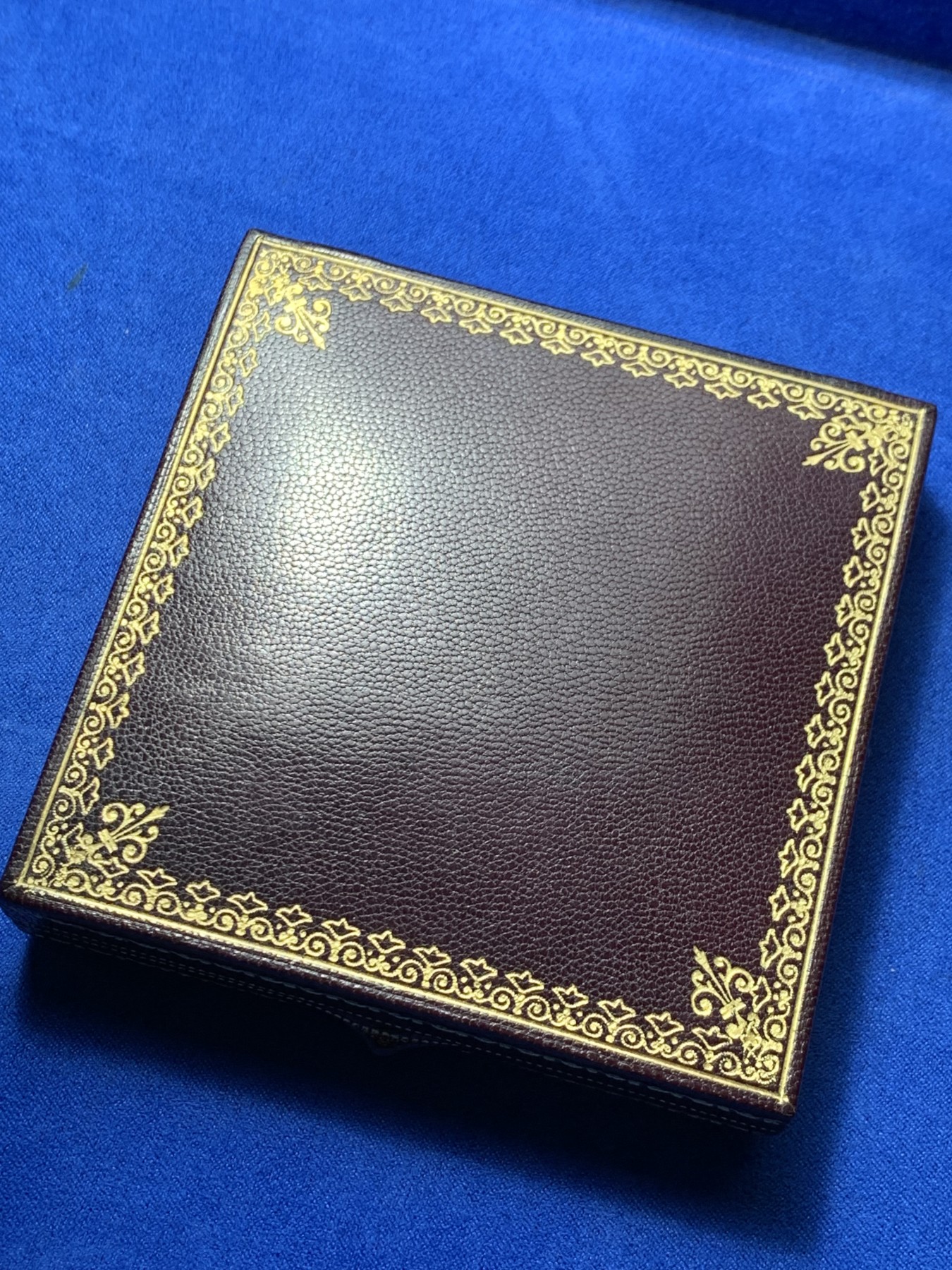 《竞宝斋》第257场-周日，周一 2场连拍 (全场包邮) 法百1900年法国法兰西银行百年纪念银章，直径68mm ，原盒。O.Roty大师名誉品，边铭2ARGENT