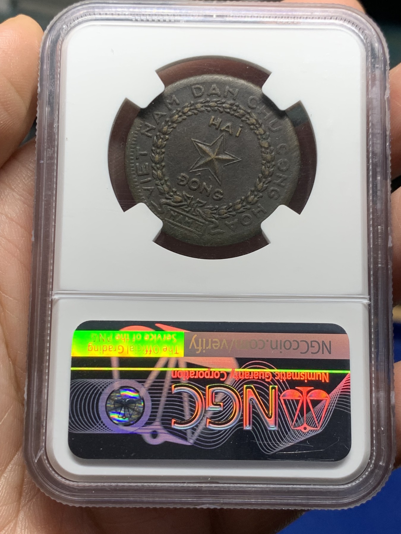 《竞宝斋》第257场-周日，周一 2场连拍 (全场包邮) NGC AU58 北越1946年胡志明2Dong大铜元，脸部细节清晰，打制优良。此版容易腐蚀，此枚双面黑包浆，底板光滑，难得的原味好品。