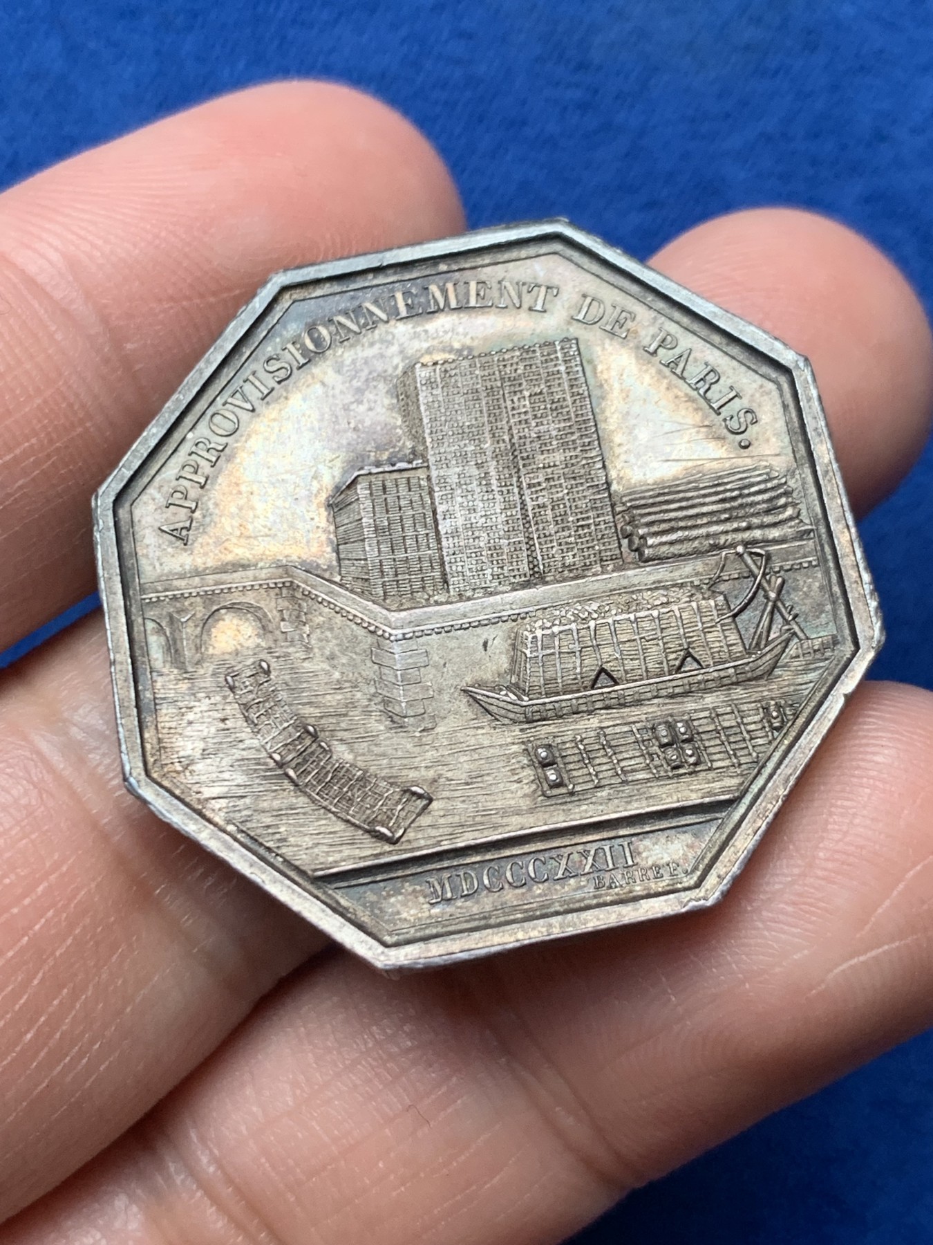 《竞宝斋》第257场-周日，周一 2场连拍 (全场包邮) 法国巴黎木材和煤炭贸易八角银质代币 33.3mm 16.3g 早期无边铭 状态精细 细节见图  2点处有小划