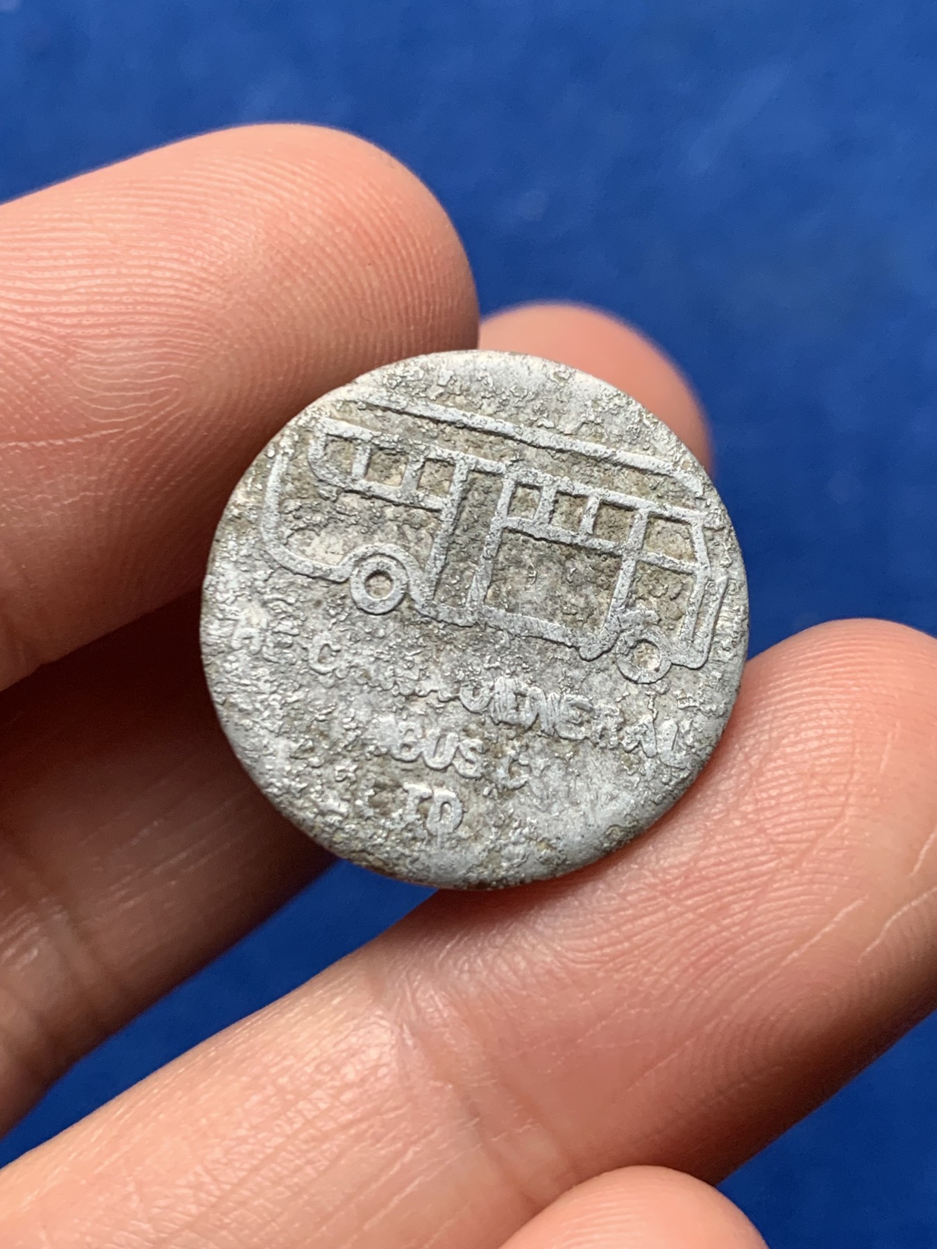 《竞宝斋》第257场-周日，周一 2场连拍 (全场包邮) 中国1920-1939年上海法租界公交代用币 正面上海当时的公共汽车图案  非常新颖难得 背面英商公司总经理签名 细节见图