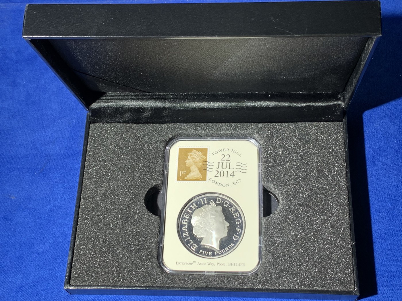 《竞宝斋》第257场-周日，周一 2场连拍 (全场包邮) 英国2014年发行乔治王子诞辰1周年纪念5英镑精制银币 皇家铸币局官方首日封加日期邮戳 仅495枚 市场价1500+