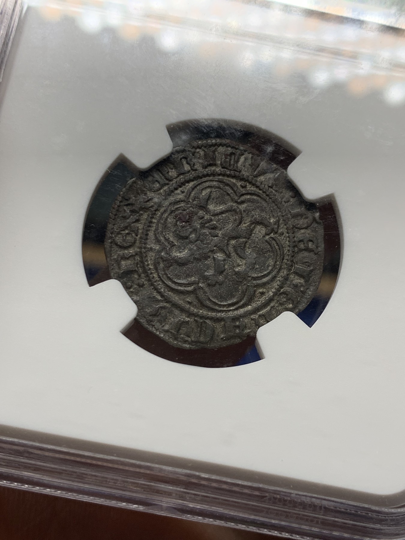 《竞宝斋》第257场-周日，周一 2场连拍 (全场包邮) NGC MS62 西班牙1390-1406恩里克三世2Cor低银币，卡斯蒂利亚王国。城堡狮徽打制极佳，币胚状态出色，早期西班牙MS极少见。配NGC特殊标签