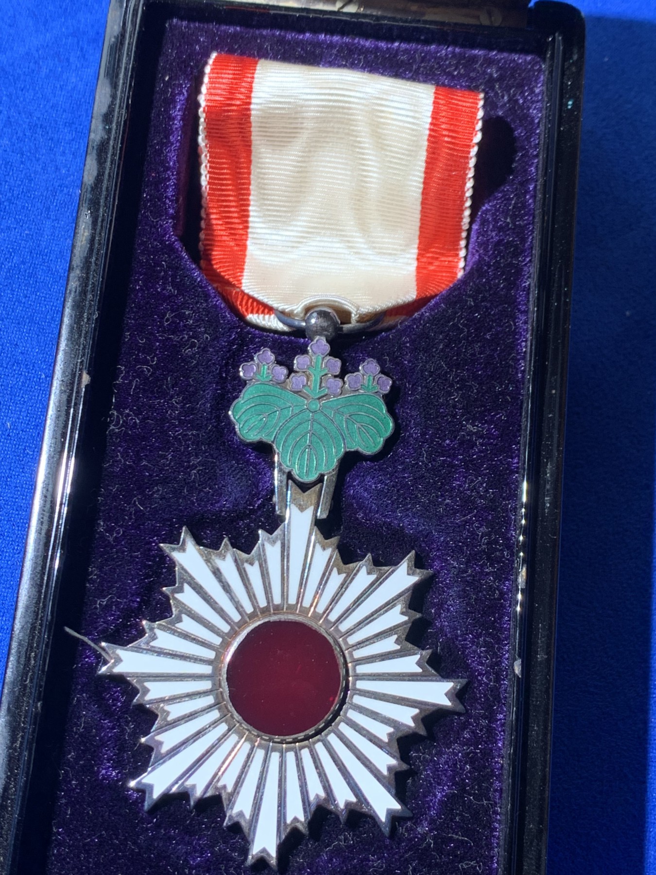 《竞宝斋》第257场-周日，周一 2场连拍 (全场包邮) 原盒全套 日本勋六等单光旭日章 银质 红色旭日和紫绿桐花完整为经典七宝烧 红白绶带 略章齐全 木质原盒刻字清晰