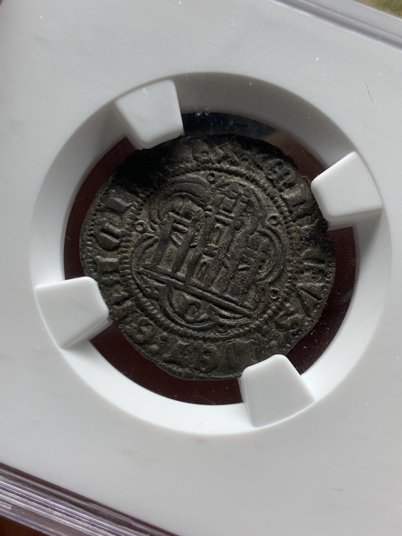 《竞宝斋》第257场-周日，周一 2场连拍 (全场包邮) NGC MS62 西班牙1390-1406恩里克三世2Cor低银币，卡斯蒂利亚王国。城堡狮徽打制极佳，币胚状态出色，早期西班牙MS极少见。配NGC特殊标签