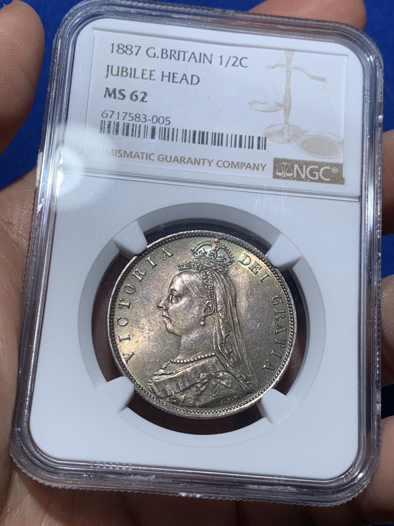 《竞宝斋》第257场-周日，周一 2场连拍 (全场包邮) NGC MS62 英国1887年维多利亚1/2克朗 深五彩带转光