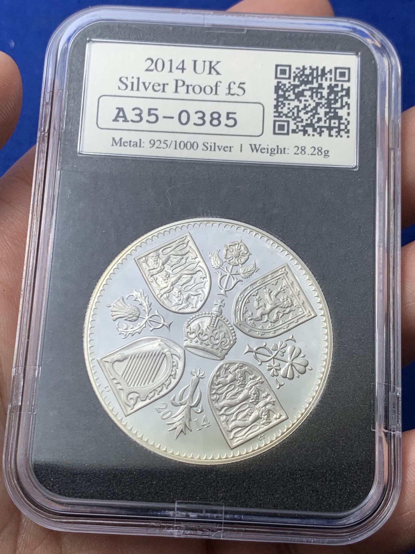 《竞宝斋》第257场-周日，周一 2场连拍 (全场包邮) 英国2014年发行乔治王子诞辰1周年纪念5英镑精制银币 皇家铸币局官方首日封加日期邮戳 仅495枚 市场价1500+