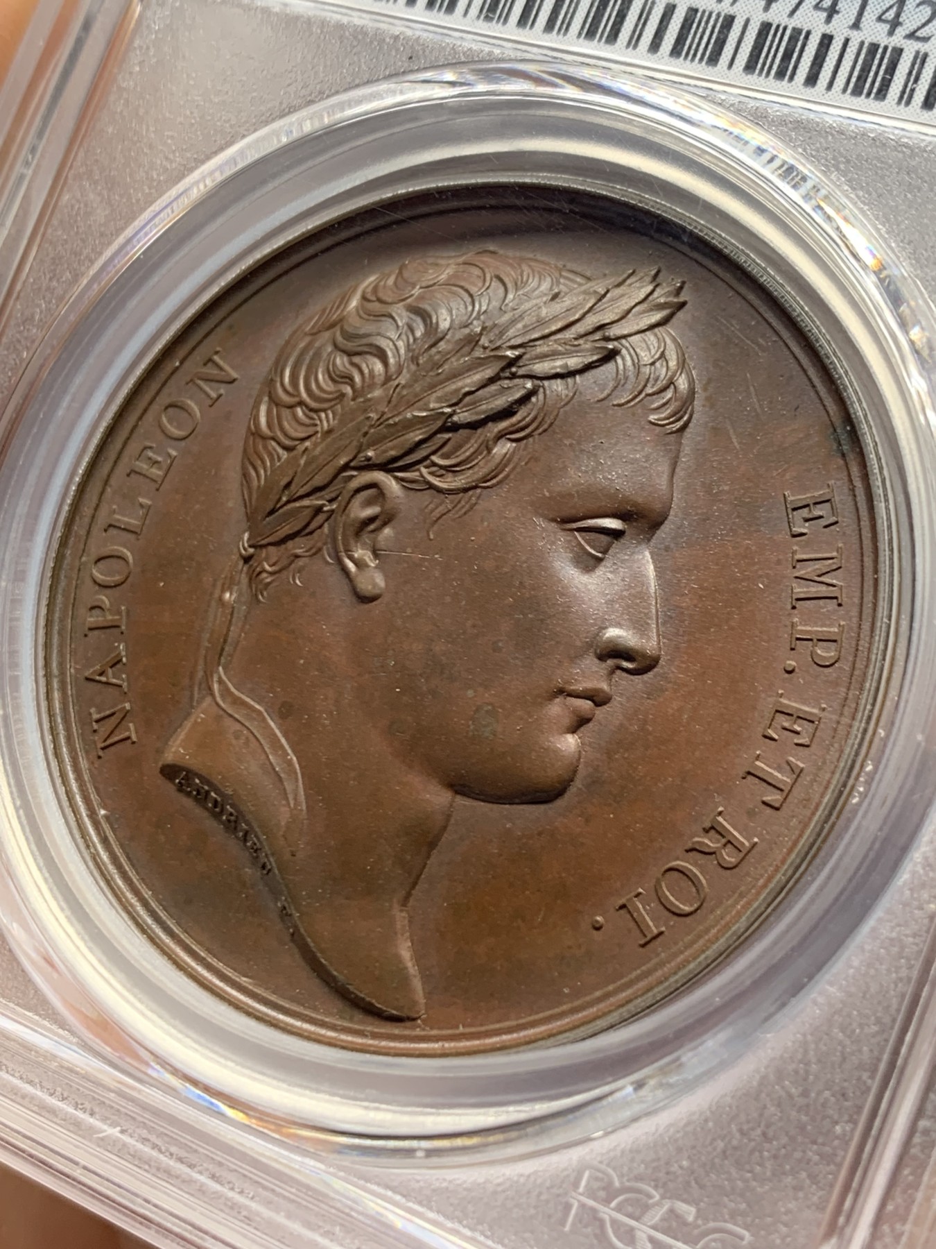 《竞宝斋》第257场-周日，周一 2场连拍 (全场包邮) PCGS SP64 亚军分 法国1805年拿破仑一世原铸医神铜章 医神阿斯克勒庇俄斯左手持缠绕着蛇的手杖 ，右手抚戴着斗篷的儿子康复之神泰勒夫鲁斯，他正为治疗疾病沉思，一条毒蛇悄悄地盘绕在他手杖上，他把蛇杀死后又出现一条毒蛇，口衔药草，使头一条死蛇得以复活，于是他的蛇杖成为医学的标志