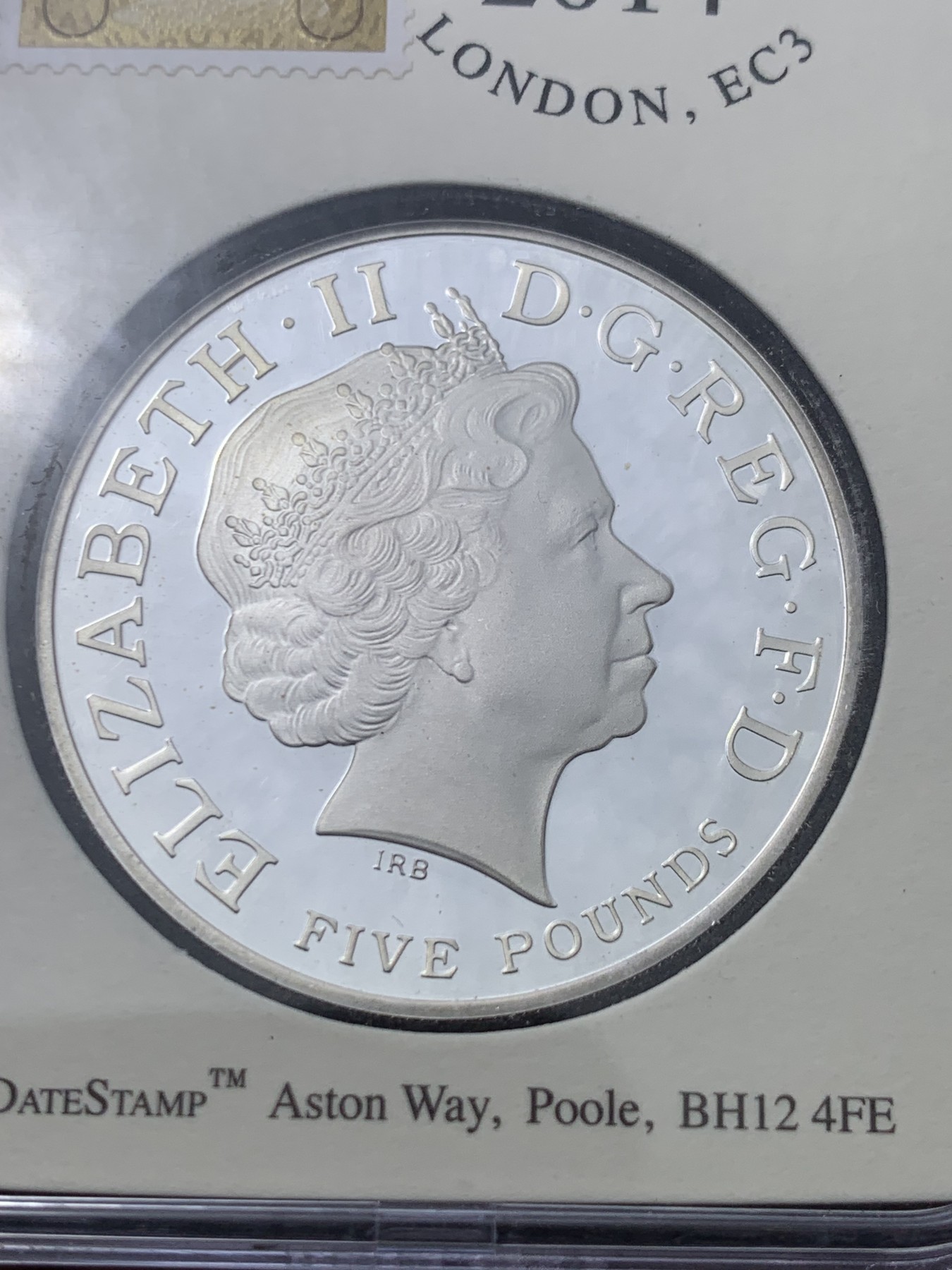 《竞宝斋》第257场-周日，周一 2场连拍 (全场包邮) 英国2014年发行乔治王子诞辰1周年纪念5英镑精制银币 皇家铸币局官方首日封加日期邮戳 仅495枚 市场价1500+