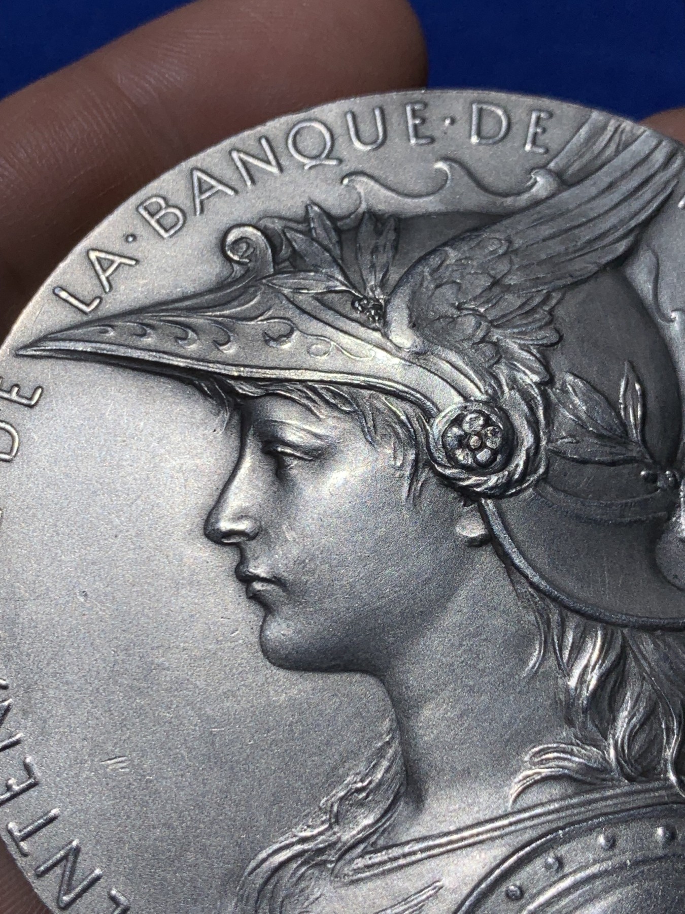 《竞宝斋》第257场-周日，周一 2场连拍 (全场包邮) 法百1900年法国法兰西银行百年纪念银章，直径68mm ，原盒。O.Roty大师名誉品，边铭2ARGENT